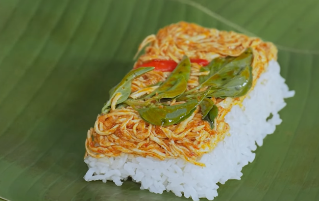 Cara membuat nasi bakar ayam suwir. (YouTube)